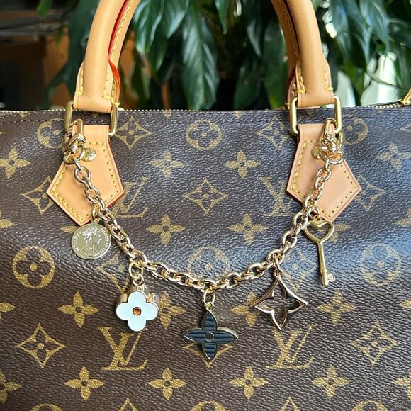 CLOVER BAG CHARM - Gold Tone ☀️ - Picture 2 of 7